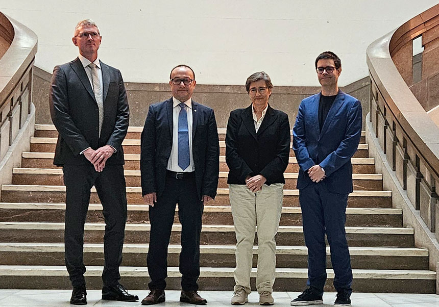 De izquierda a derecha: Representantes de la agencia sueca, Rosa Donat y Adrián Todolí.
